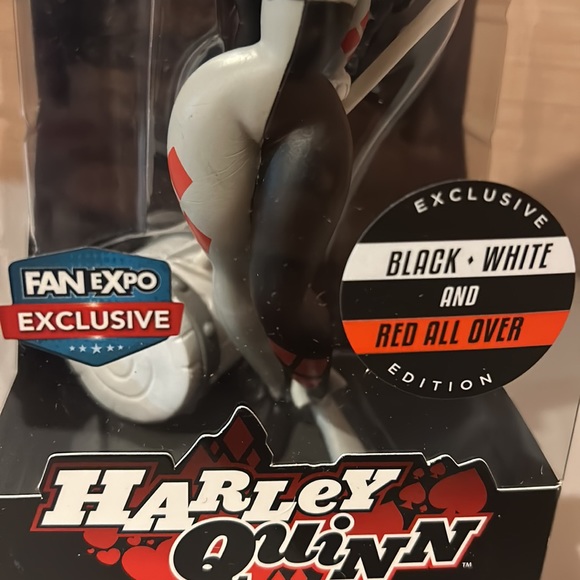 FAN EXPO EXCLUSIVE black white and red all over Harley Quinn vinyl figure - Picture 4 of 8